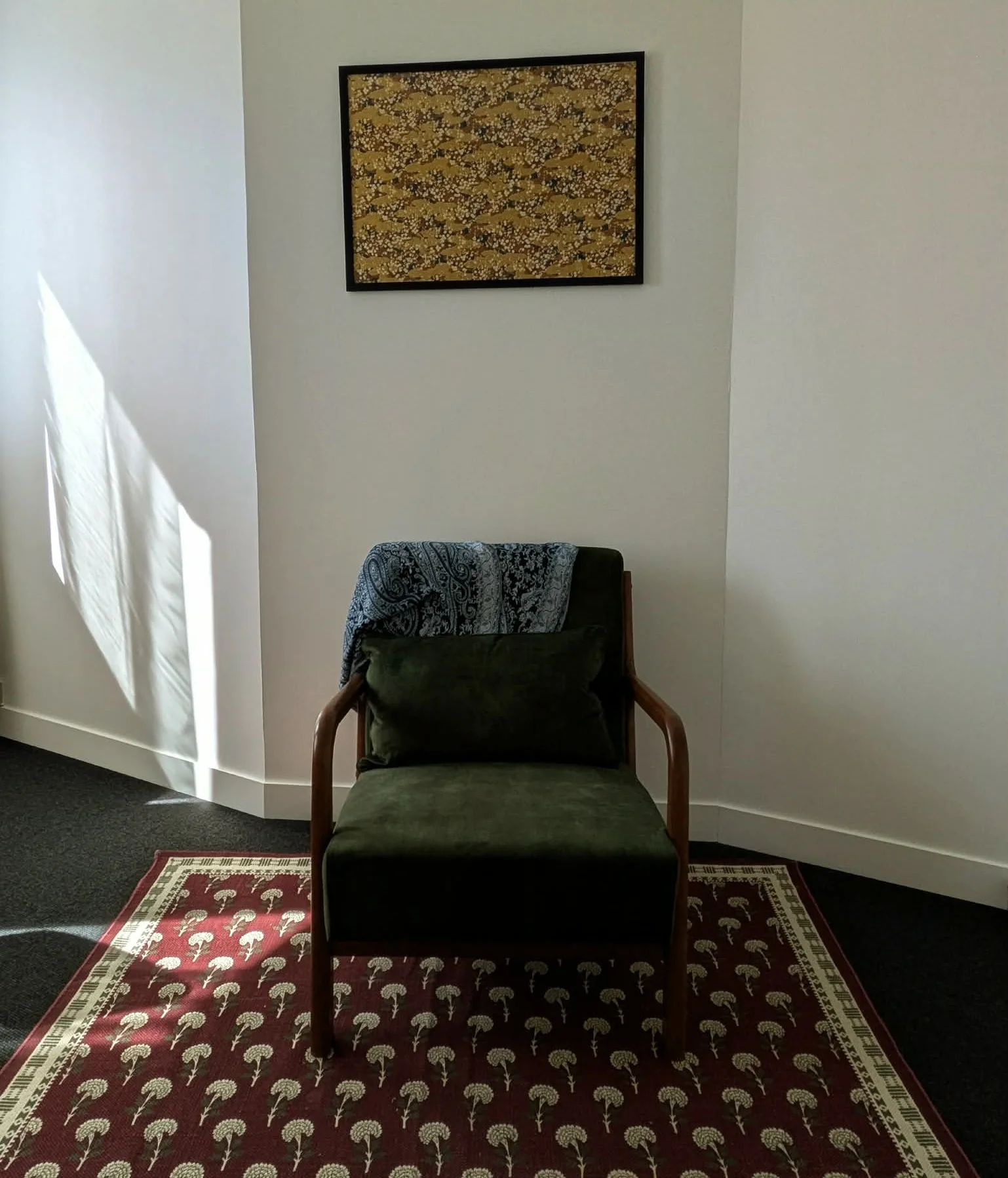 Salle d'attente du cabinet, espace lumineux et apaisant