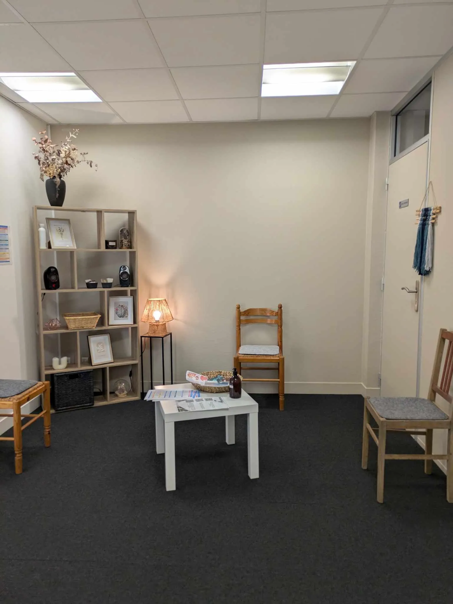 Salle d'attente du cabinet, espace lumineux et apaisant